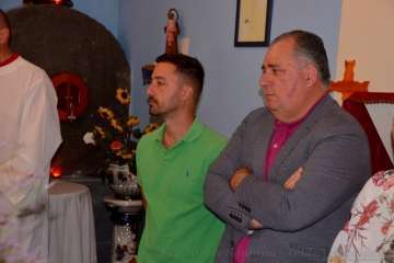 Un vecino echa un cable para la misa en Tecén (Foto Francisco J. Santana)